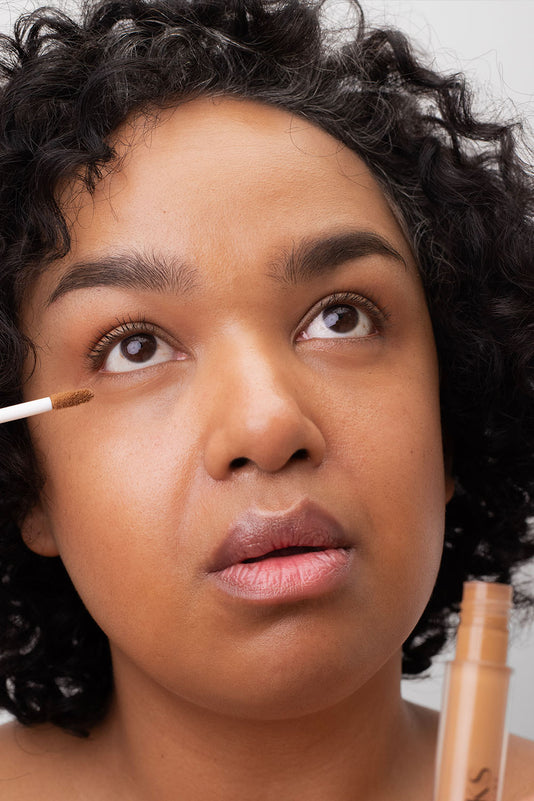 #farbwunsch_n-6, Frau mit JACKS beauty line Cream Concealer Farbe N6