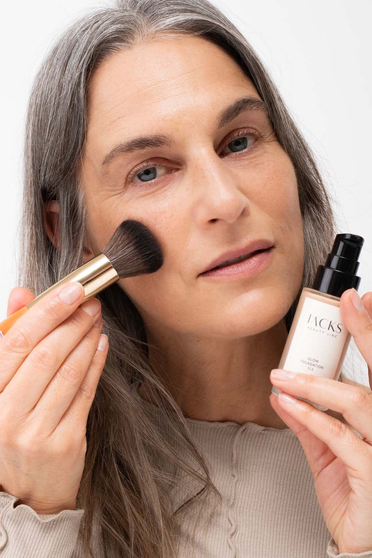 #farbwunsch_monochrom, #farbwunsch_neon-pastell, #farbwunsch_neon, #farbwunsch_ocean, Frau trägt mit dem JACKS beauty line Foundationpinsel die Glow Foundation auf