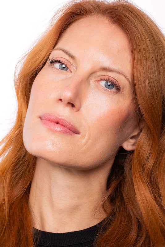 #farbwunsch_glow-bronzer, Rothaarige Frau hat den JACKS beauty line Glow Bronzer im Gesicht