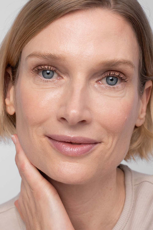 #farbwunsch_n-2, #farbwunsch_sehr-heller-hauttyp, #farbwunsch_heller-hauttyp, Frau trägt die JACKS beauty line Glow Foundation N2 im Gesicht