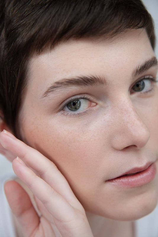 #farbwunsch_n-1, Frau trägt die JACKS beauty line Glow Foundation N1 im Gesicht