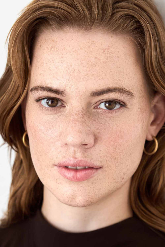 #farbwunsch_n-1-alternate, #farbwunsch_sehr-heller-hauttyp-alternate, Frau trägt die JACKS beauty line Glow Foundation N1 im Gesicht-alternate