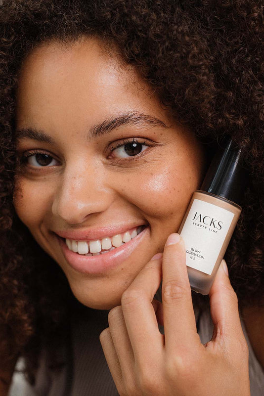 #farbwunsch_n-5-alternate, #farbwunsch_mittlerer-hauttyp-alternate, Frau trägt die JACKS beauty line Glow Foundation N5 im Gesicht-alternate