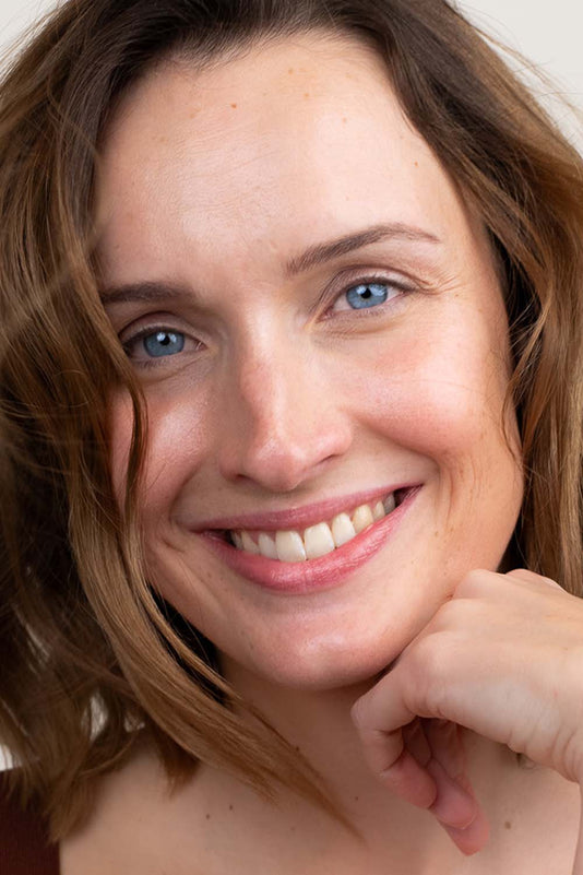 #farbwunsch_n-3, Frau trägt die JACKS beauty line Glow Foundation N3 im Gesicht