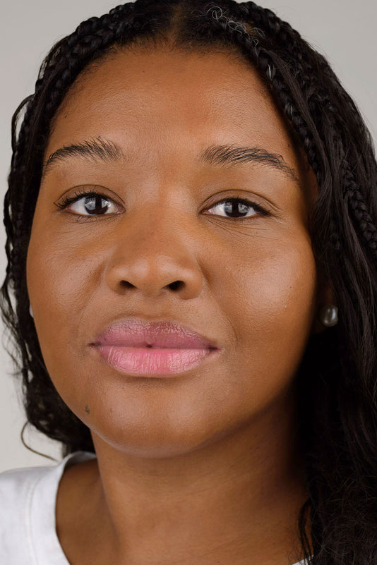 #farbwunsch_n-7, Frau mir braunen Haaren trägt Cream Concealer in Shade N.7