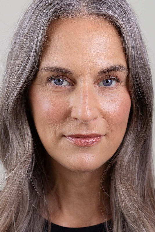 #farbwunsch_n-4, #farbwunsch_heller-bis-mittlerer-hauttyp, #farbwunsch_mittlerer-hauttyp, Frau trägt die JACKS beauty line Glow Foundation N4 im Gesicht