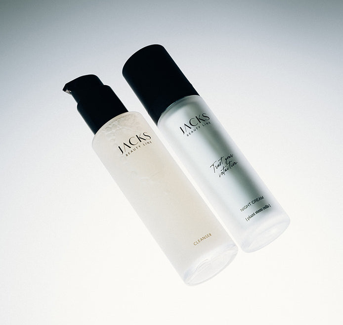 JACKS beauty line Cleanser und Night Cream schwebend vor einem weißen Hintergrund