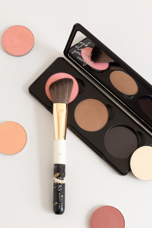 JACKS beauty line Rougepinsel liegt auf dem Blush in der nachfüllbaren Puderpalette aus Alu