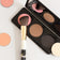 JACKS beauty line Rougepinsel liegt auf dem Blush in der nachfüllbaren Puderpalette aus Alu