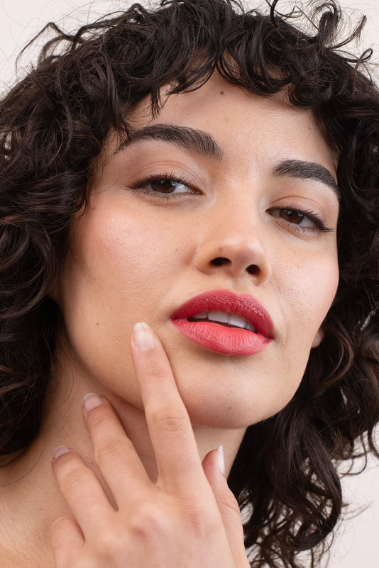 #farbwunsch_coral, Braunhaarige Frau trägt den JACKS beauty line Lipstick in Coral