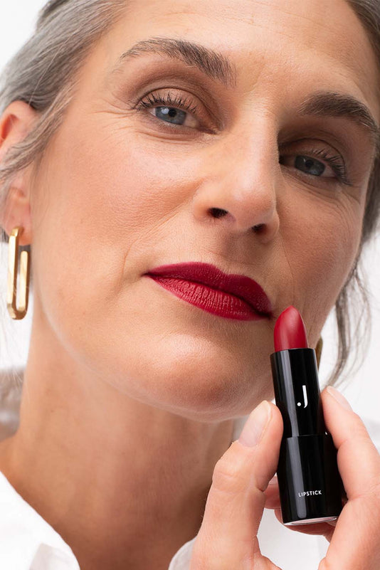 #farbwunsch_dark-red, Grau-braunhaarige Frau trägt den JACKS beauty line Lipstick in Dark Red