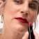 #farbwunsch_dark-red, Grau-braunhaarige Frau trägt den JACKS beauty line Lipstick in Dark Red