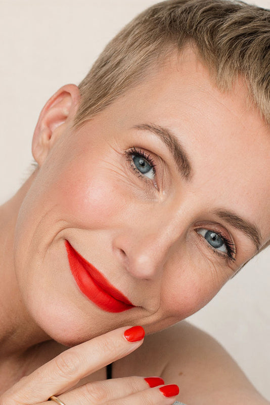 #farbwunsch_orange-red, Miriam Jacks trägt den JACKS beauty line Lipstick in Orange Red