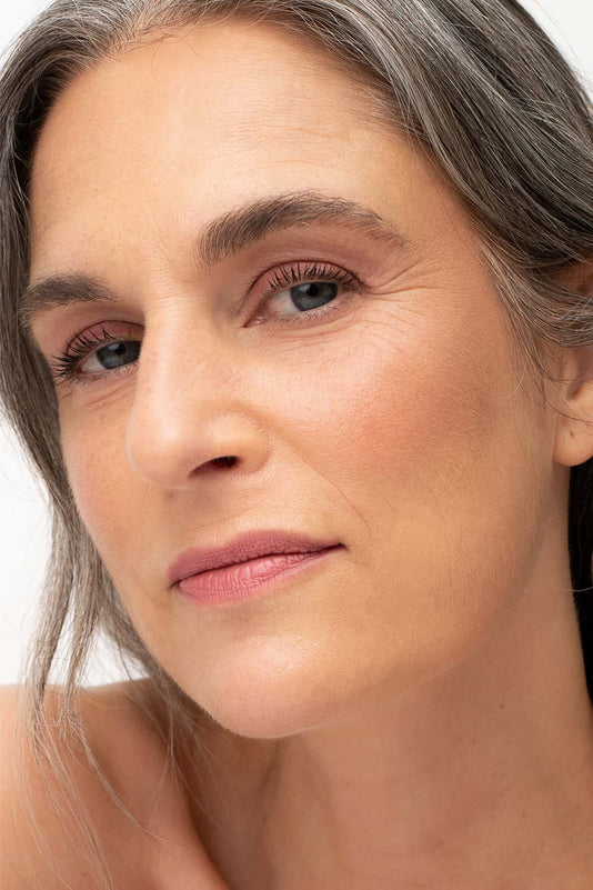 #farbwunsch_rosewood, Grau-braunhaarige Frau trägt den JACKS beauty line Lipstick in Rosewood