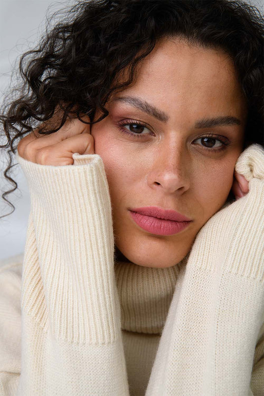 #farbwunsch_rosewood, Braunhaarige Frau trägt den JACKS beauty line Lipstick in Rosewood