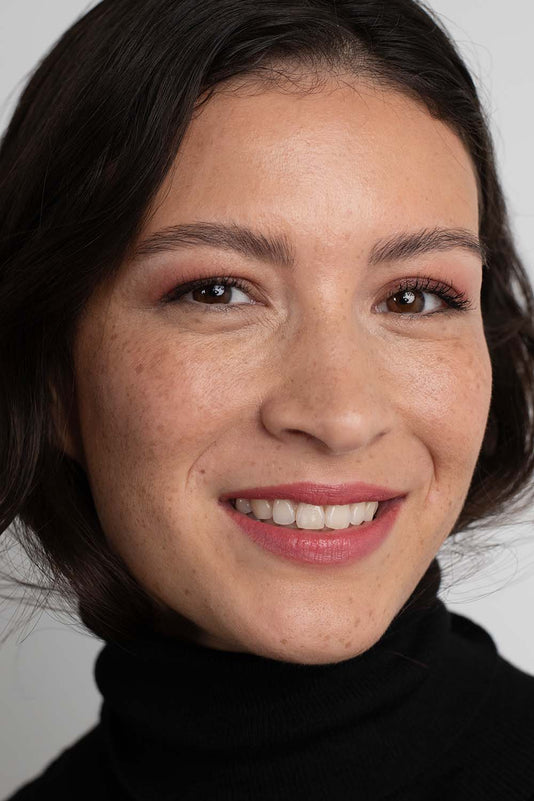 #farbwunsch_rosewood, Schwarzhaarige Frau trägt den JACKS beauty line Lipstick in Rosewood