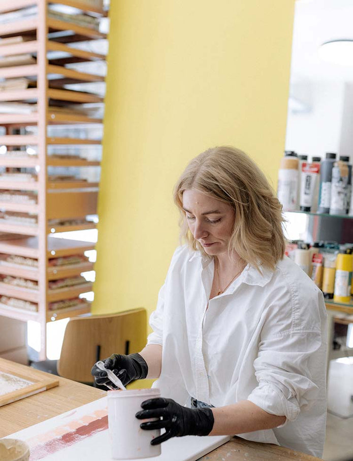 JACKS beauty line Mitarbeiterin bemalt Make-up Pinsel im Berliner Atelier