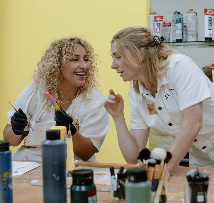 JACKS beauty line Mitarbeiterin leitet eine Kundin im Make-up Pinsel Workshop an