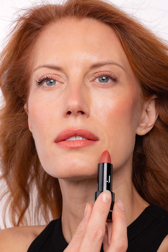 #farbwunsch_sheer-brick, Rothaarige Frau trägt den JACKS beauty line Sheer Lipstick in Brick