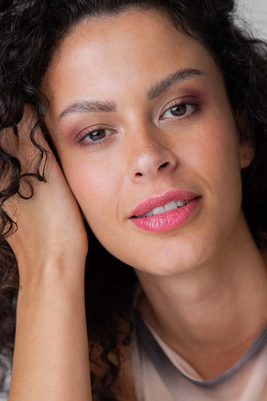 #farbwunsch_sheer-pink, Braunhaarige Frau trägt den JACKS beauty line Sheer Lipstick in Pink