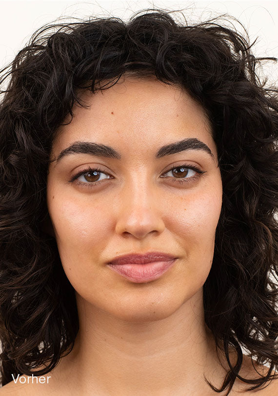 Model vor dem JACKS beauty line Skin Tint in Medium