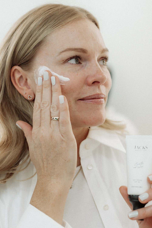 Leonie Scholl trägt die JACKS beuaty line Day Cream auf die Wangen mit den Händen auf