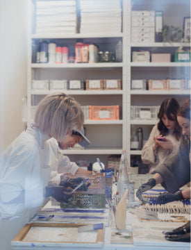 JACKS beauty line Mitarbeiterinnen im Pinselatelier am Pinsel bemalen