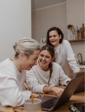 Kundenservice Mitarbeiterinnen bei JACKS beauty line am Schreibtisch mit Macbooks
