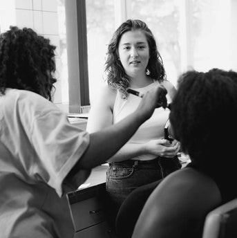 Produktentwicklerin von JACKS beauty line bei der Entwicklung der Dark Shades Produktentwicklerin von JACKS beauty line bei der Entwicklung der Dark Shades