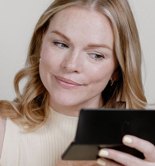 Leonie Scholl hält die JACKS beauty line Alu Puderpalette vor ihr Gesicht