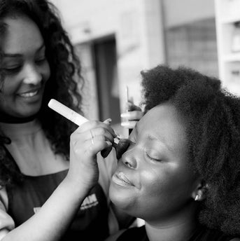 Make-up Artistin Rim Zemuye schminkt eine andere Frau mit JACKS beauty line Foundationpinsel Make-up Artistin Rim Zemuye schminkt eine andere Frau mit JACKS beauty line Foundationpinsel