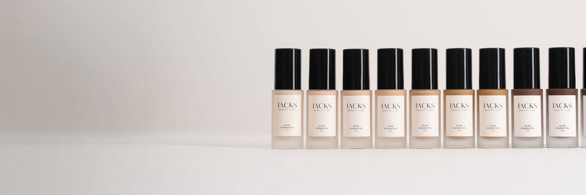 10 JACKS beauty line Glow Foundation Flakons in verschiedenen Farben stehen nebeneinander