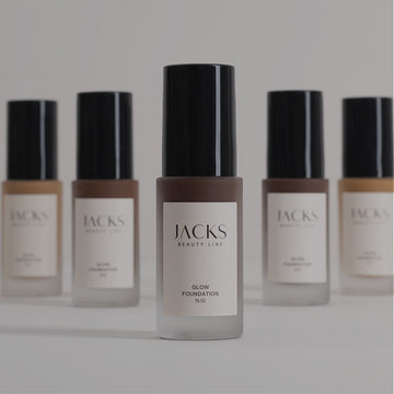 5 JACKS beauty line Glow Foundations in verschiedenen Nuancen stehen nebeneinander