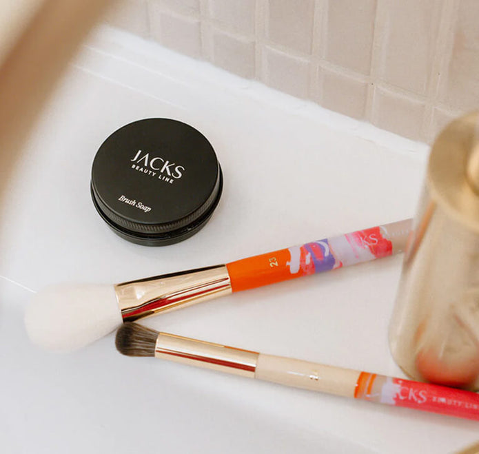 JACKS beauty line handbemalte Make-up Pinsel neben der Brush Soap auf dem Waschbeckenrand