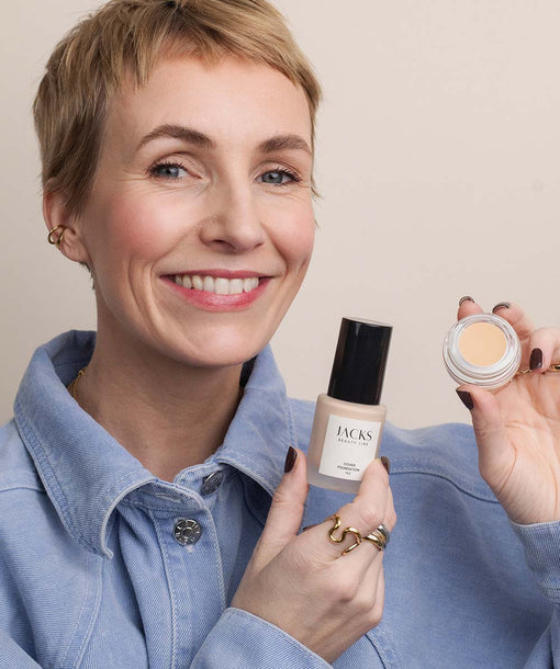 Miriam Jacks mit der Cover Foundation und dem Cover Concealer