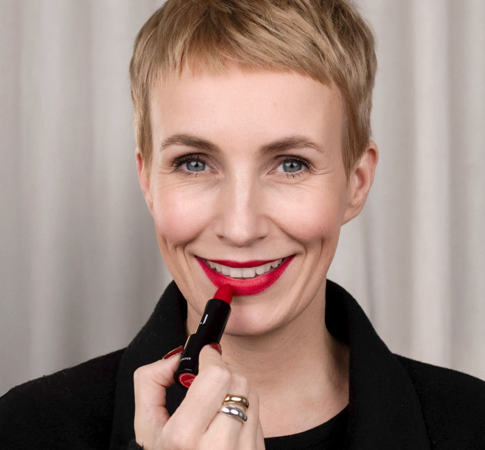 Miriam Jacks mit rotem Lippenstift von JACKS beauty line auf den Lippen und in der Hand