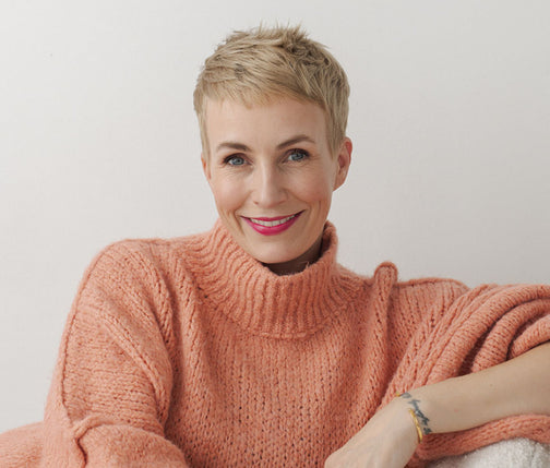 Make-up Artistin Miriam Jacks mit pinkem Lippenstift und lachsfarbenen Pullover Make-up Artistin Miriam Jacks mit pinkem Lippenstift und lachsfarbenen Pullover