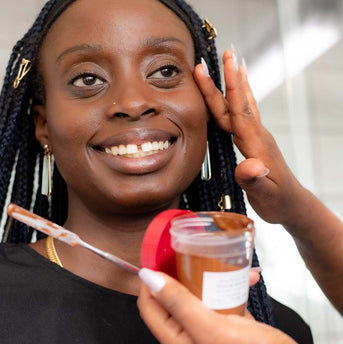 Frau mit Braids als Produkttesterin für dunkle Foundationfarben bei JACKS beauty line Frau mit Braids als Produkttesterin für dunkle Foundationfarben bei JACKS beauty line