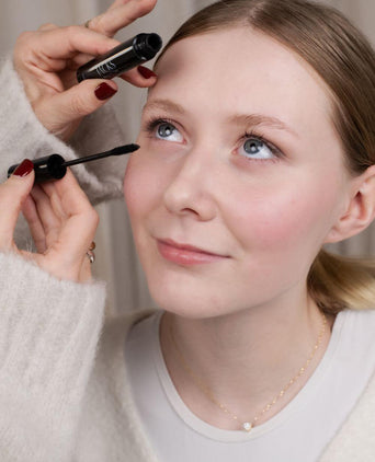 My First Glow 1:2 Workshop Einem Mädchen werden die Wimpern mit der JACKS beauty line Mascara getuscht