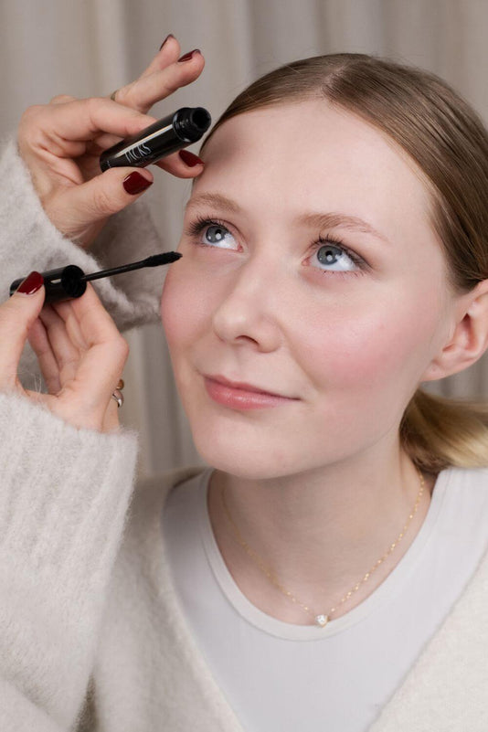 Einem Mädchen werden die Wimpern mit der JACKS beauty line Mascara getuscht