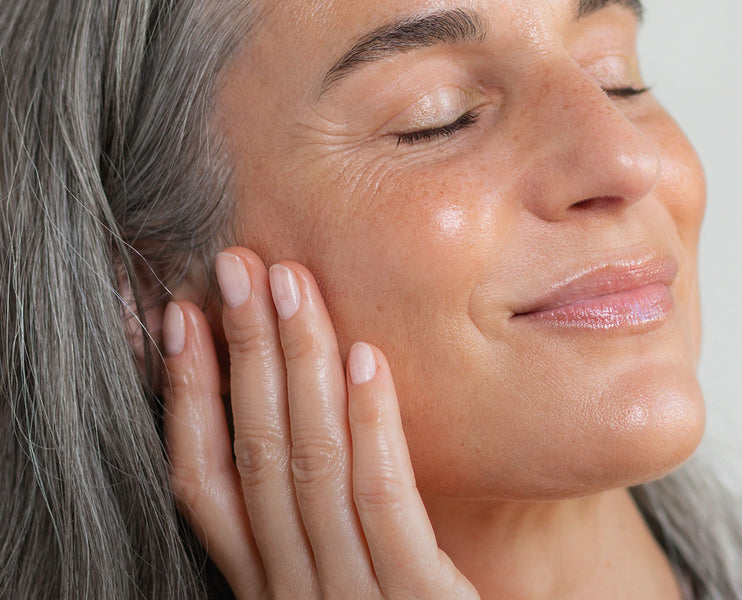 Porträt einer Frau Ü50 mit strahlender Haut