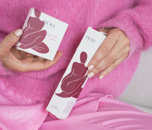 Miriam Jacks hält die JACKS beauty line Pink Charity Produkte 2025 in den Händen Miriam Jacks hält die JACKS beauty line Pink Charity Produkte 2025 in den Händen