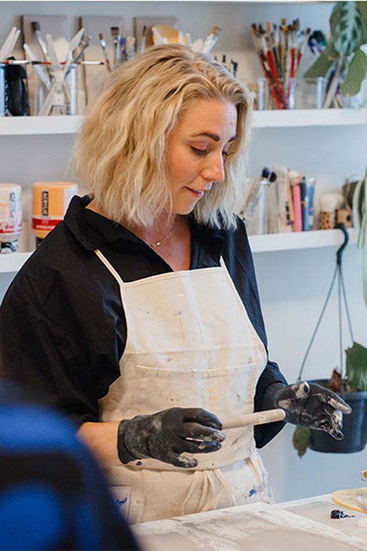 Frau beim Pinselworkshop im Atelier in Friedrichshain