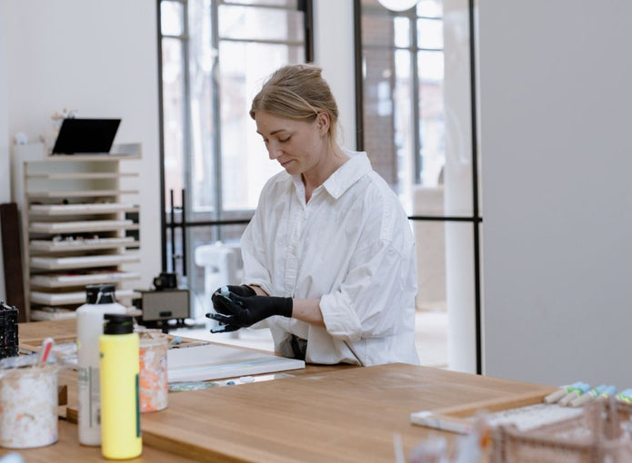 JACKS beauty line Mitarbeiterin im Pinselateliert in Berlin