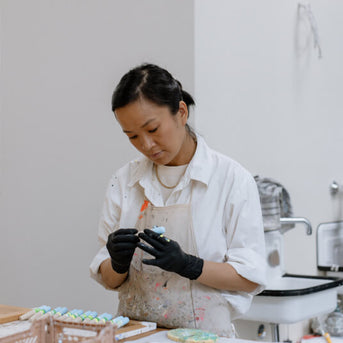 JACKS beauty line Mitarbeiterin bemalt Make-up Pinsel mit ihren Fingern JACKS beauty line Mitarbeiterin bemalt Make-up Pinsel mit ihren Fingern