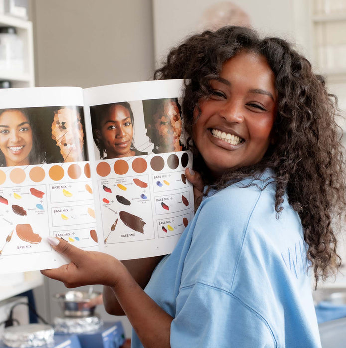 Make-up Artistin Rim Zemuye mit einem Katalog zu Farbpaletten zur Foundationentwicklung Make-up Artistin Rim Zemuye mit einem Katalog zu Farbpaletten zur Foundationentwicklung
