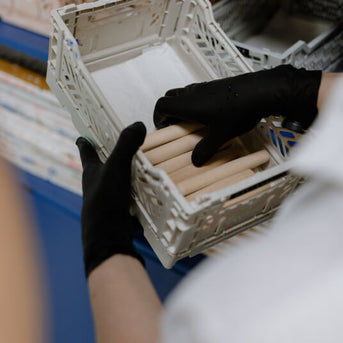 Make-up Pinsel Rohlinge aus Hold in einer Klappkiste werden entnommen Make-up Pinsel Rohlinge aus Hold in einer Klappkiste werden entnommen