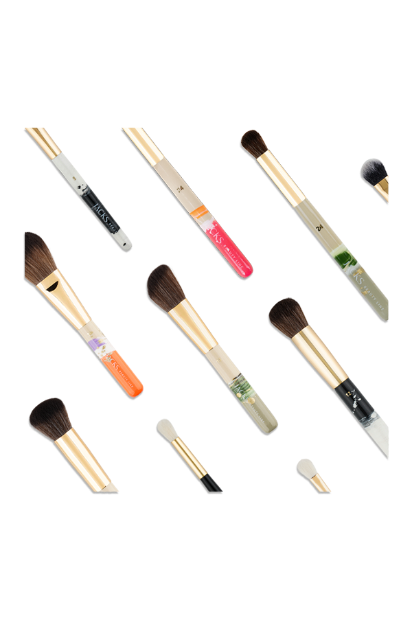 Viele Make-up Pinsel von JACKS beauty line in Formation gestellt