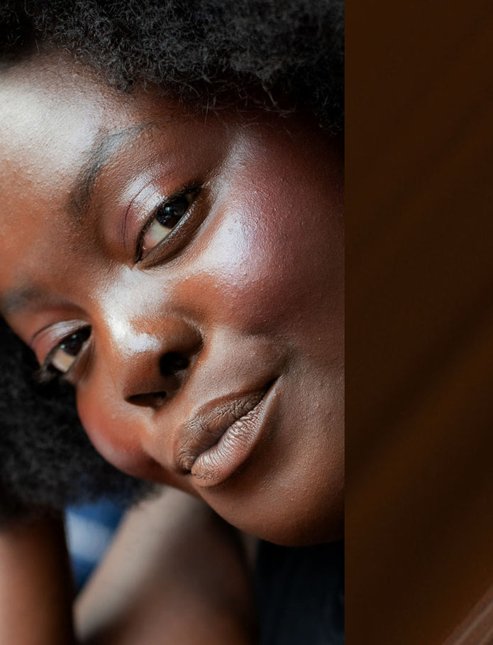 Frau mit JACKS beauty line Glow Foundation N. 10 im Gesicht