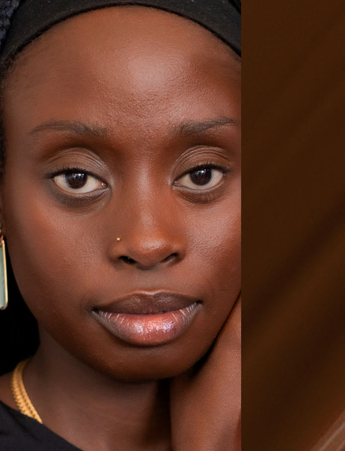 Frau mit JACKS beauty line Glow Foundation N. 9 auf dem Gesicht